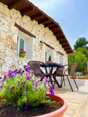 Overlooking hill new tipical Sicilian house in rustic style with private garden and parking